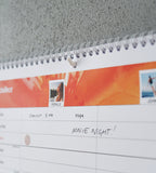 A3-Wandkalender, aufgehängt mit selbstklebendem Haken