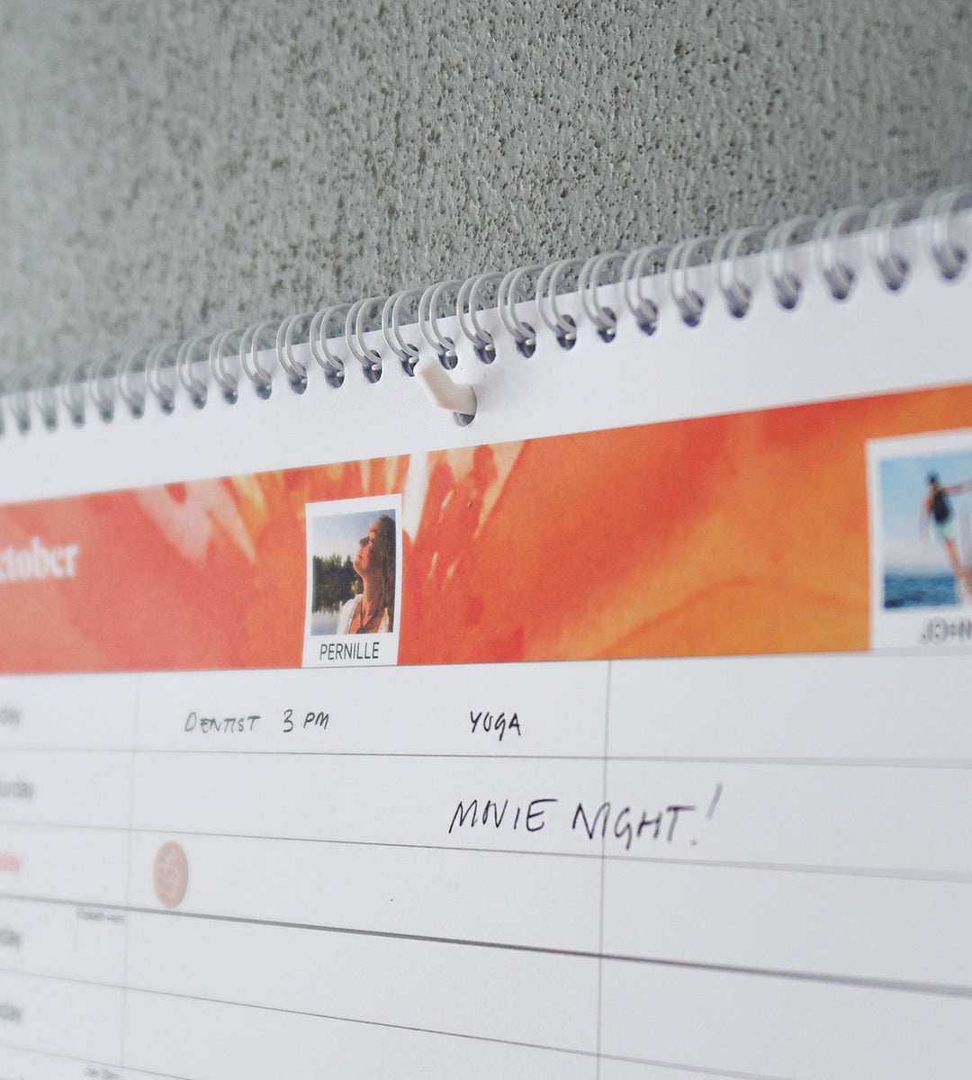 A3-Wandkalender, aufgehängt mit selbstklebendem Haken